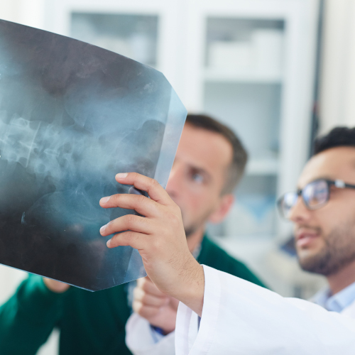 Ärzte analysieren Röntgenbild